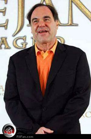 أوليفر ستون يبتسم لعدسات المصورين أثناء عرض أحد أفلامه- الصورة من رويترز