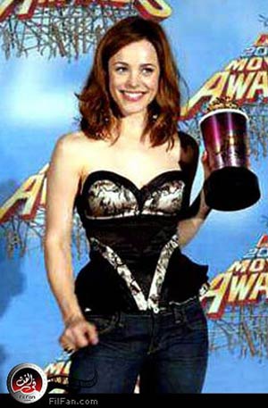 ريتشل ماكدامز ترفع جائزة أحسن قبلة عن فيلم &quot;الدفتر&quot; - الصورة من رويترز.