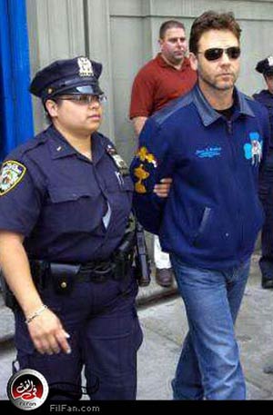 كرو يغادر مركز الشركة وهو مكبل اليدين يوم الاثنين- الصورة من رويترز