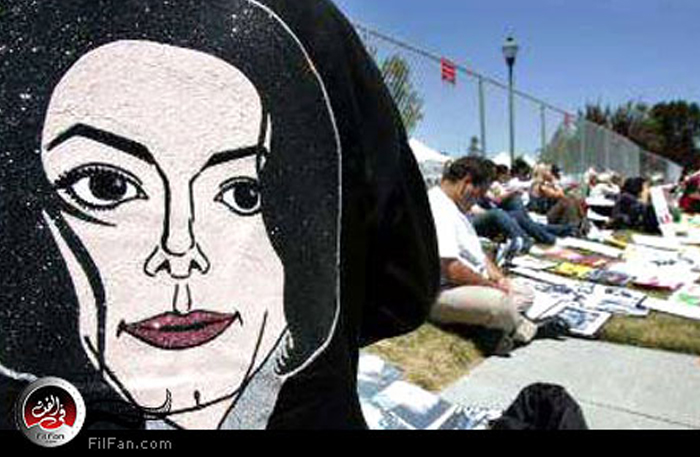 مؤيدو مايكل جاكسون يحتشدون خارج مبنى المحكمة بمقاطعة سانتا بربارا- الصورة من رويترز