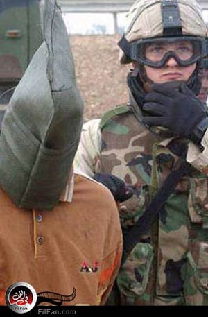 جندي أمريكي يقتاد معتقلاً عراقياً في الفلوجة