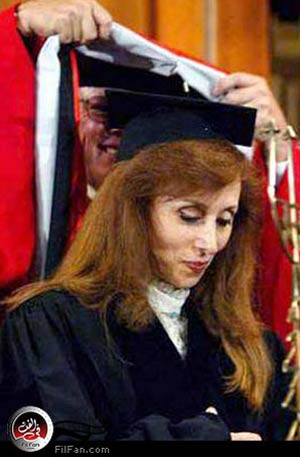 فيروز أثناء إرتداء الوشاح في حفل الجامعة الأمريكية