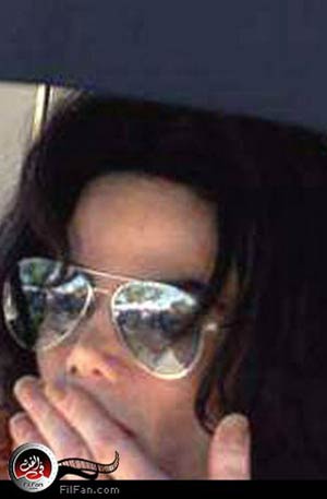 مايكل جاكسون يرسل قبلاته للمعجبين أثناء مغادرته قاعة المحكمة بمقاطعة سانتا باربرا يوم براءته - الصورة من رويترز