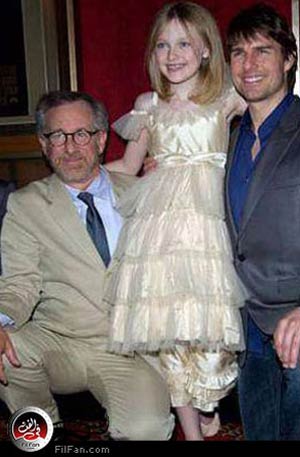 داكوتا فاننج وتوم كروز وستيفين سبيلبيرج في حفل افتتاح فيلم War Of The Worlds