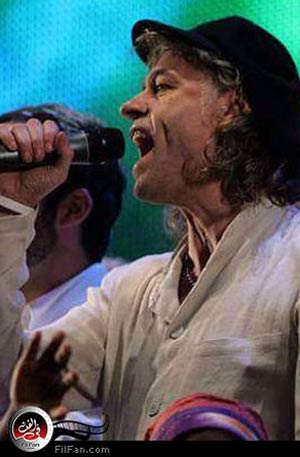 بوب جيلدوف أثناء غناءه في لايف8