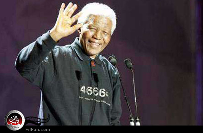 نيلسون مانديلا رئيس جنوب أفريقيا السابق يلوح للجمهور خلال حفلة &quot;لايف 8&quot; بجوهانسبرج يوم السبت- الصورة من رويترز