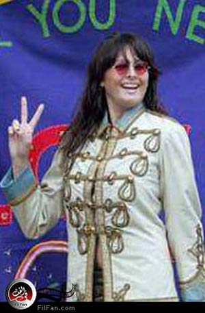 عارضة ترتدي سترة عسكرية تعود لجون لينون -الصورة من رويترز