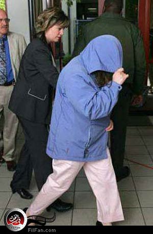 والدة الصبى تخفى وجهها أمام كاميرات الصحفيين -الصورة من رويترز