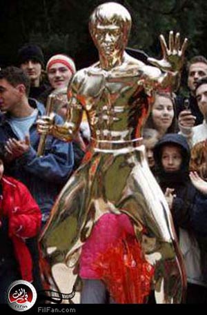 صورة للتمثال الذى أقيم للبطل العالمي &quot;بروس لي&quot; -صورة من رويترز