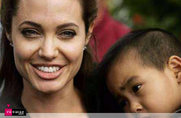 أنجلينا جولي وعلى كتفها طفلها مادوكس - الصورة من رويترز