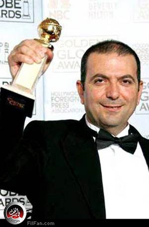 هاني أبو أسعد وهو يحمل جائزة &quot;جولدن جلوب&quot; لأفضل فيلم أجنبي عن فيلمه &quot;الجنة الآن&quot; - الصورة من رويترز