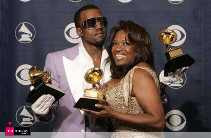 كاري وست مع والدته يحملان جوائز الجرامي التيفاز بها - الصورة من رويترز