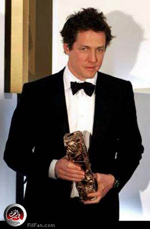 الممثل هيو جرانت يحمل جائزته التقديرية عن مشواره الفني - الصورة من رويترز