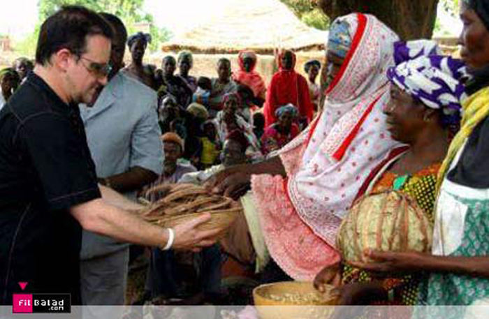 بونو مع أهالي مالي أثناء حملة خيرية - الصورة من رويترز