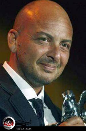 المخرج إيمانويل سرلياليز الفائز بجائزة الأسد الفضي بمهرجان البندقية - الصورة من رويترز