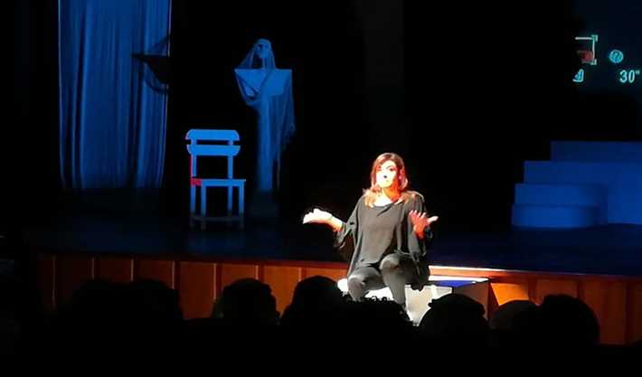 مشهد من عرض &quot;سيلفي مع الموت&quot;