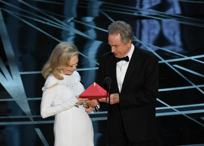 وارين بيتي وفاي دوناوي في حفل 2017