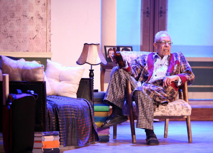 نبيل الحلفاوي في مسرحية &quot;اضحك لما تموت&quot;