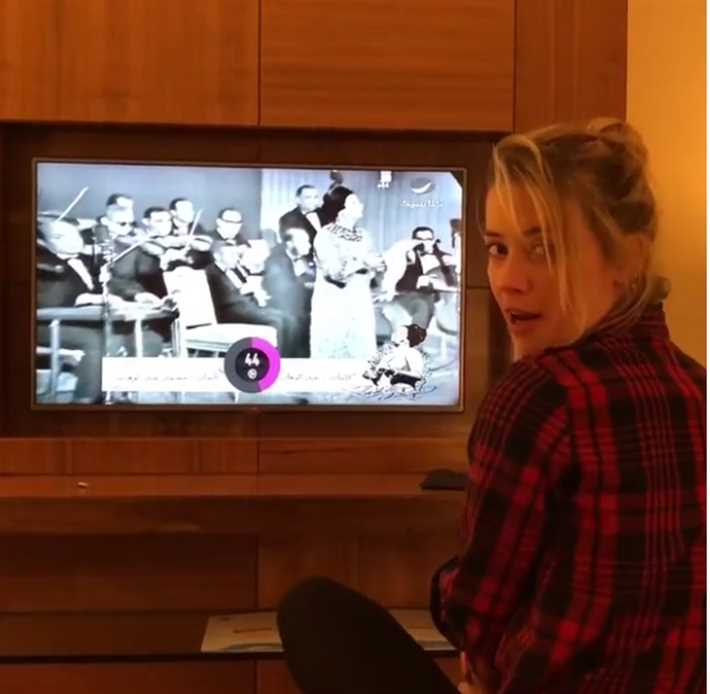 أمبر هيرد تستمع لأم كلثوم