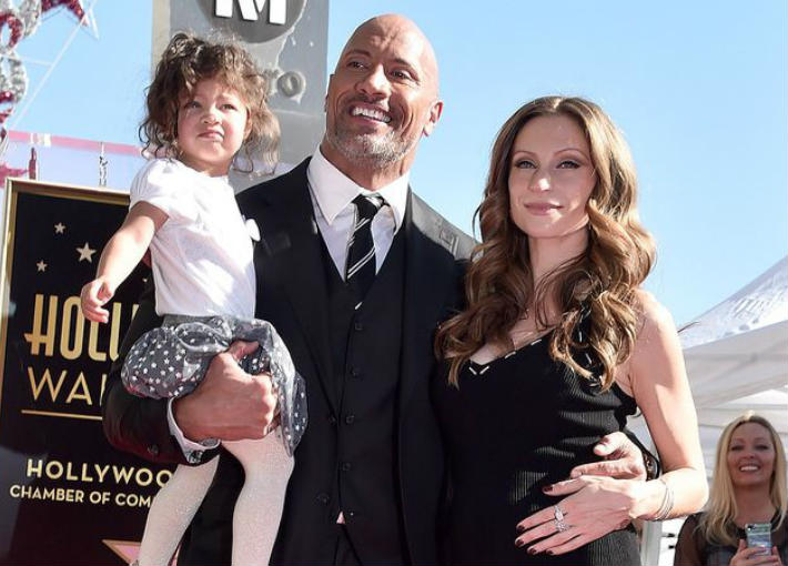 دواين جونسون وصديقته لورين وابنته جاسمين