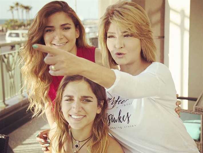 علا غانم مع ابنتيها