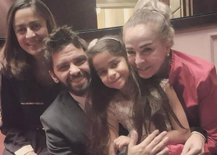 نجلاء فتحي وحفيدتها مع ابنتها وزوجها