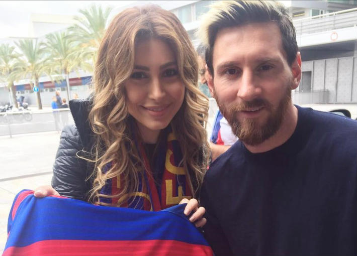 يارا وصورة تذكارية مع ليونيل ميسي نجم فريق برشلونة الإسباني