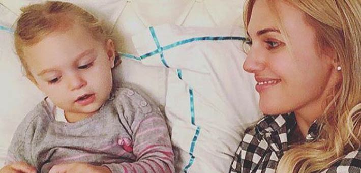 مريم اوزرلي وابنتها لارا