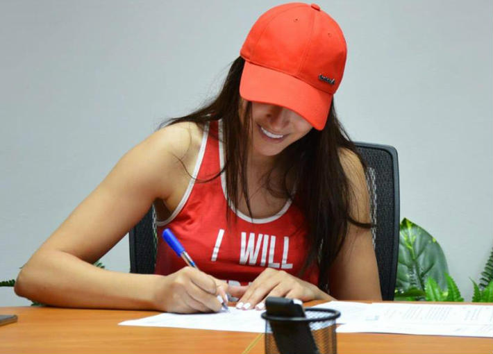 ساندي توقع العقد