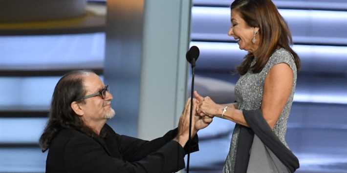 جلين فايس يتقدم لخطبة صديقته