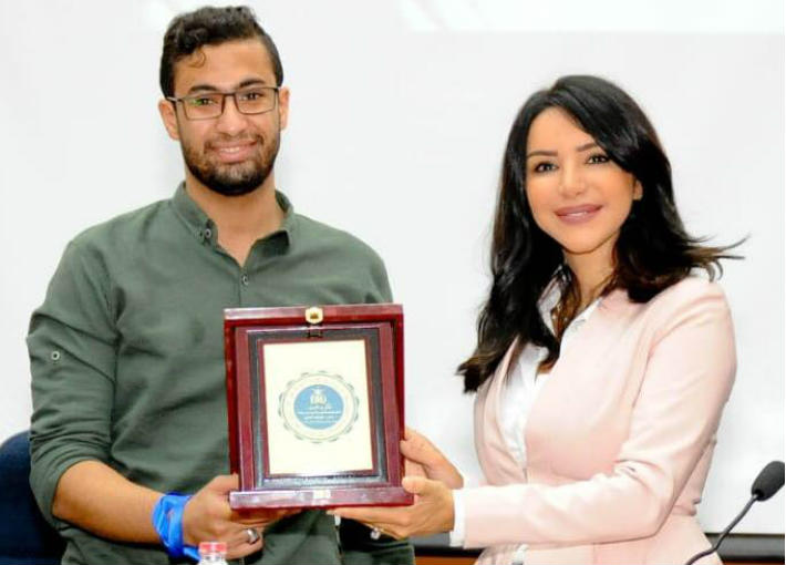 إنجي علاء تتسلم التكريم