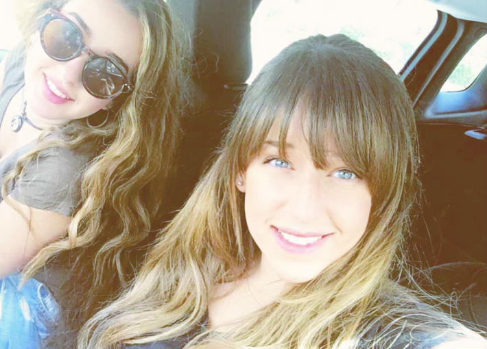 فرح الزاهد وأختها هنا