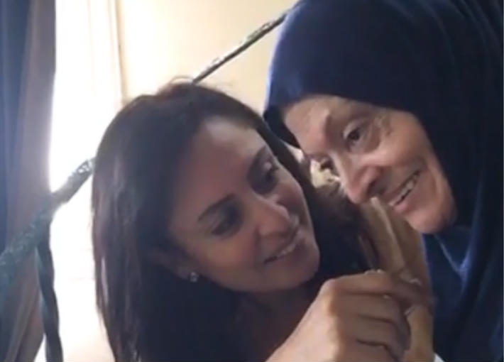 منى عراقي ووالدتها