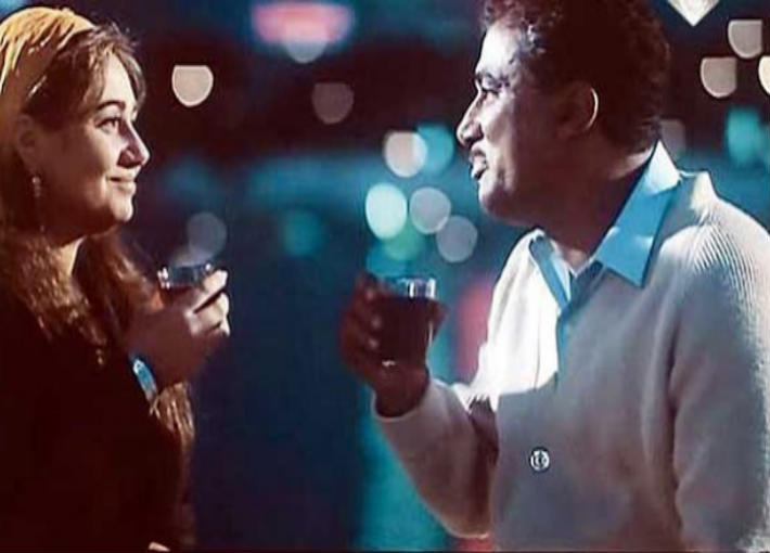 أحمد زكي وليلى علوي في مشهد من فيلم &quot;اضحك الصورة تطلع حلوة&quot;