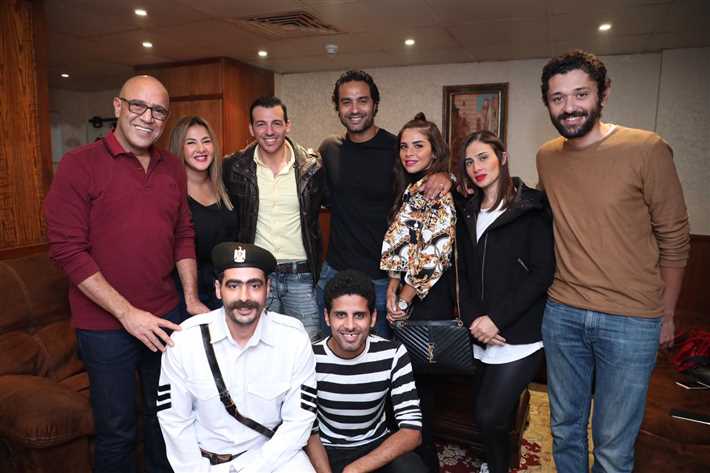 كريم فهمي وزوجته وسط عدد من الفنانين وفرقة مسرح مصر