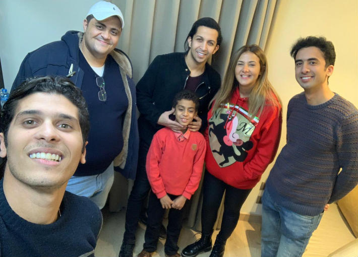 الطفل عبد الرحمن عادل مع دنيا سمير غانم وهشام جمال