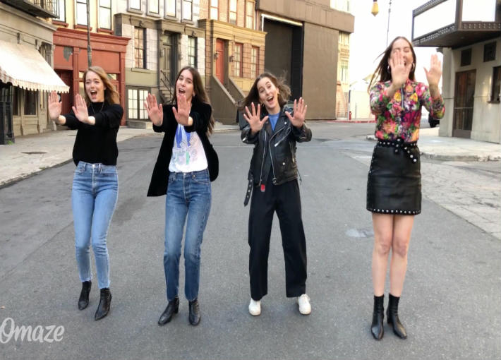 إيما ستون وفرقة HAIM