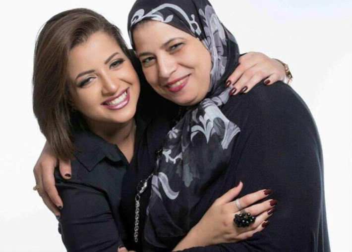 منى فاروق ووالدتها