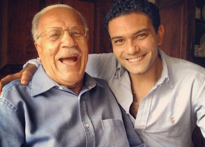 آسر ياسين وجده