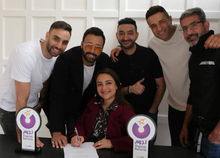 فريق واما والمنتج ياسر خليل مع هالة حجازي العضو المنتدب لشركة &quot;نجوم ريكوردز&quot;