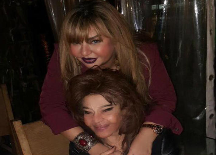 صورة للفنانة ماجدة الصباحي مع ابنتها غادة نافع 