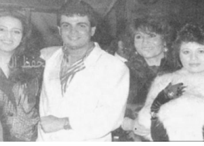 إلهام شاهين وعمرو دياب وشقيقتها