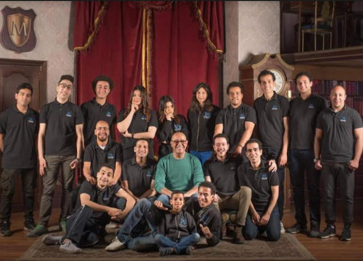 أشرف عبد الباقي مع أبطال &quot;مسرحية كلها غلط.. جريما في المعادي&quot;