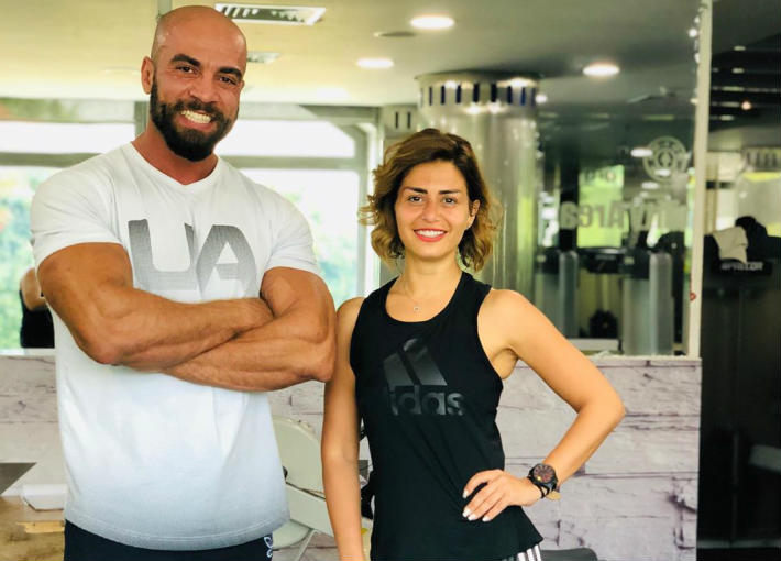 منة فضالي مع مدربها في الجيم
