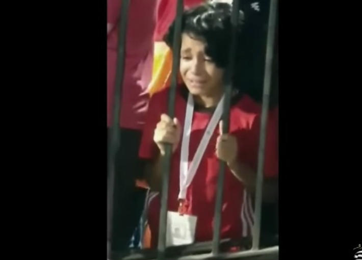 بكاء طفل عقب خسارة المنتخب