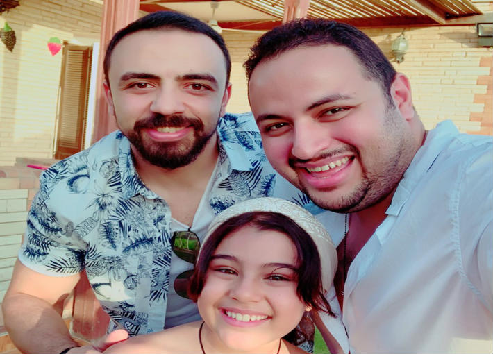 عماد كمال مع الطفلة مريم ووالدها حسام