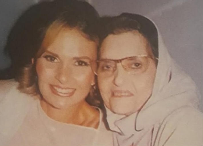 يسرا ووالدتها 