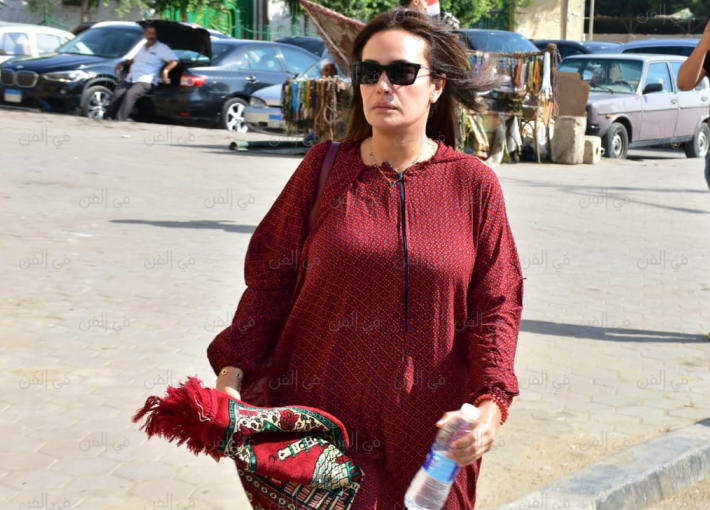 هند صبري في جنازة والدة يسرا