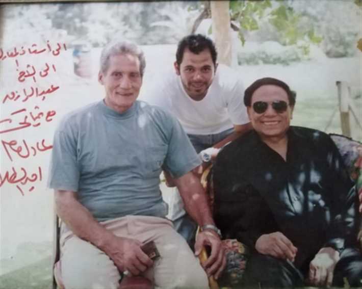 عبد الرازق فوزي إلى جانب عادل إمام ورامي إمام