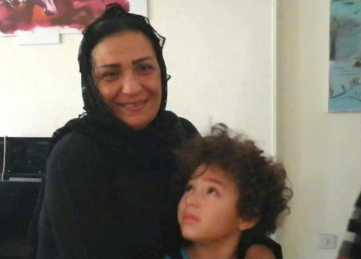 والدة غنوة وحفيدها ياسين